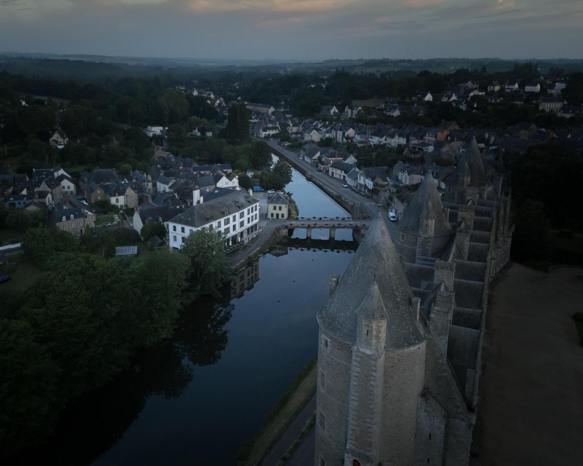 Hotel Restaurant Du Chateau Josselin Exterior foto